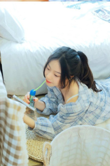 藏在办公桌底下的女人